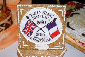 Image of a cake celebrating 30 years of the Winslow Anglo French Twinning Association and Le Jumelage in Cours