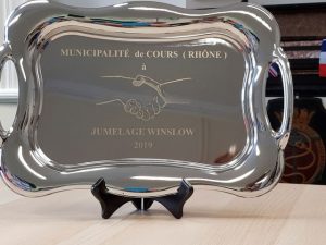 Image of presentation plate made to Winslow Anglo French Twinning Association during the Jumelage visit from Cours in 2019